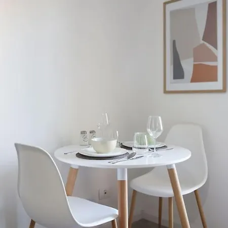 Apartamento Cozy White Near New Bazaar / Center Tirana